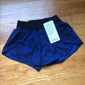 Lululemon size 4 tracker short IV blue paisley
